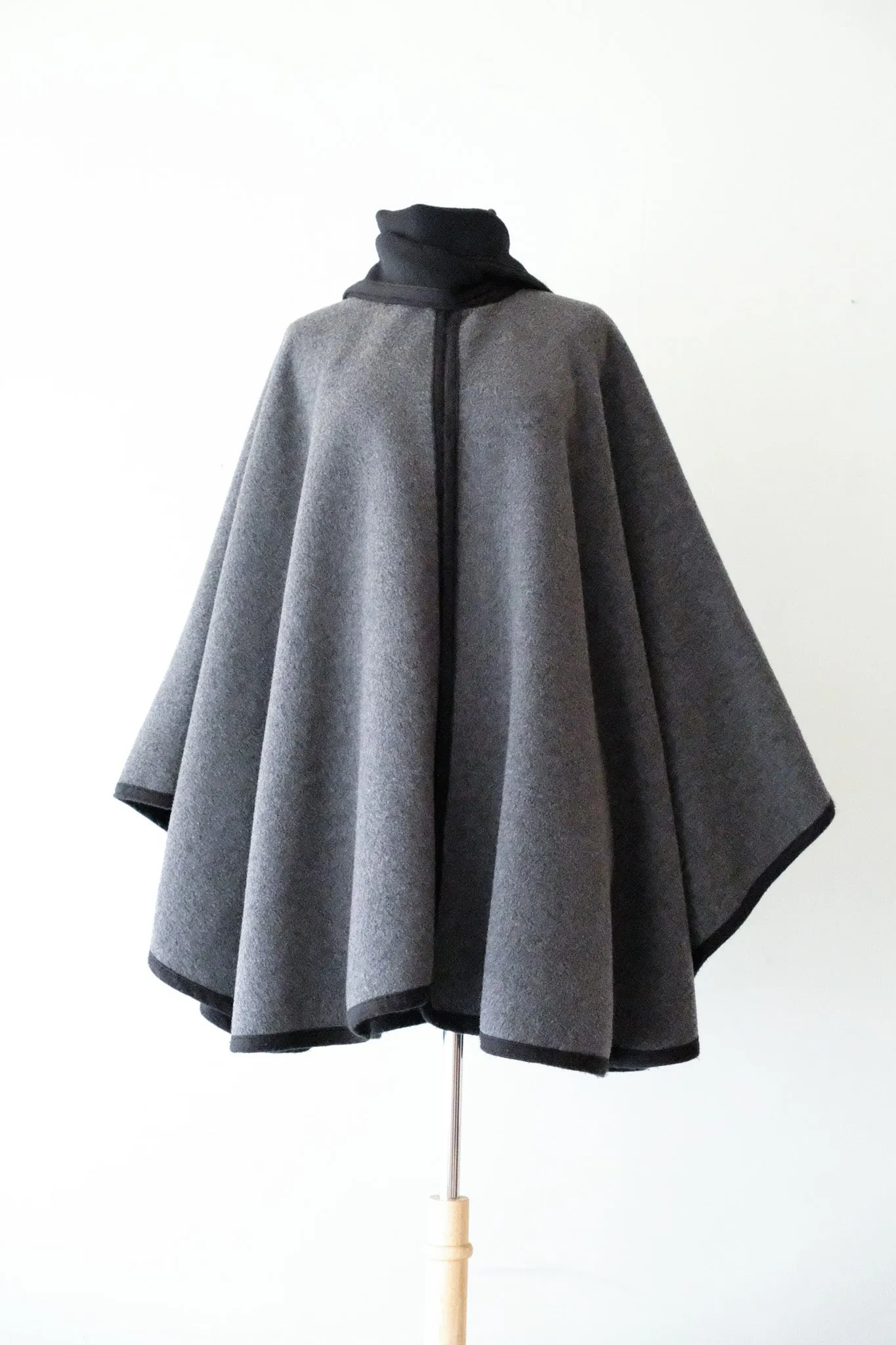 Classic 1980's Black & Grey Reversible Fleece Wool Cape / Sz OS