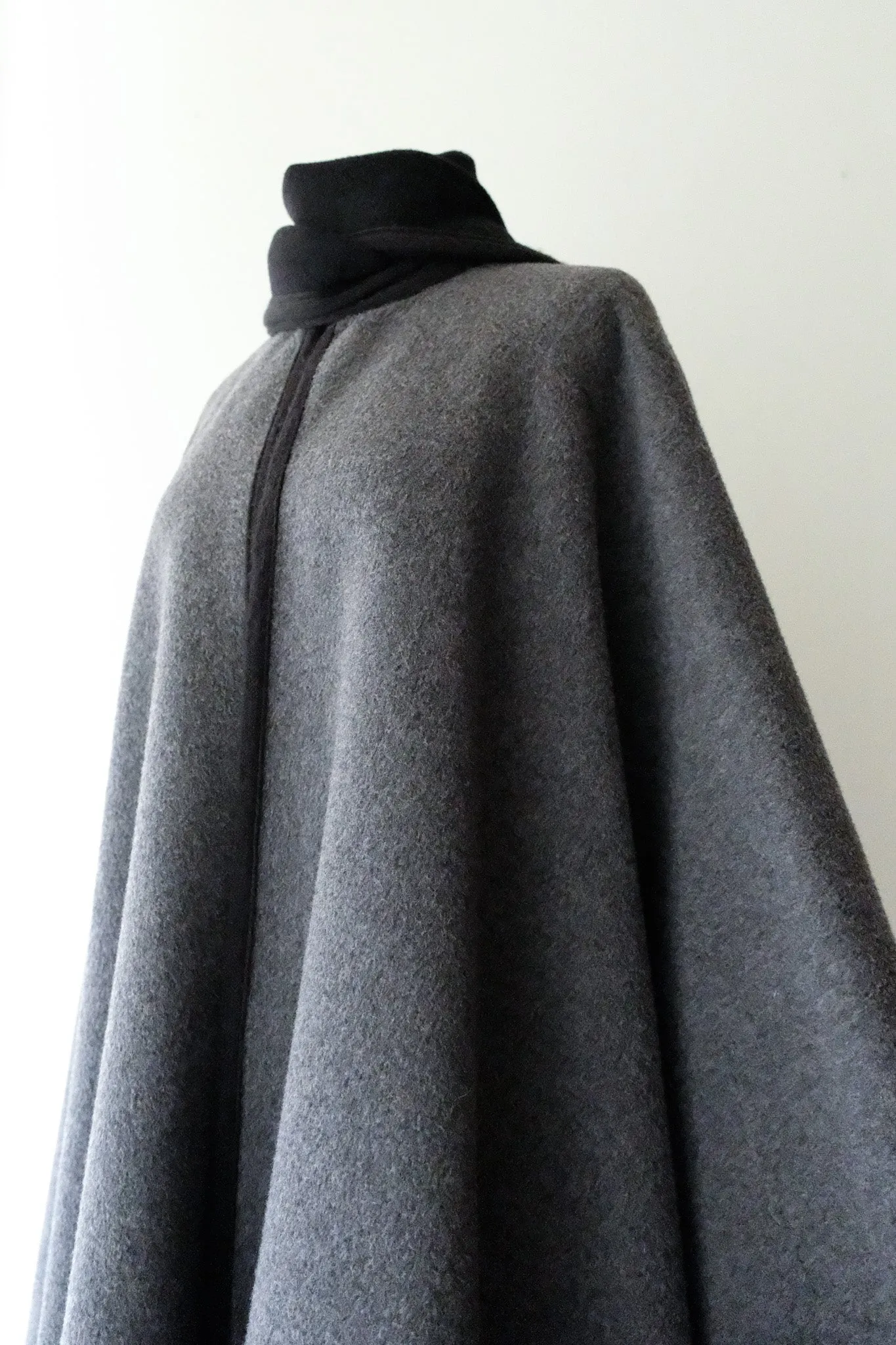 Classic 1980's Black & Grey Reversible Fleece Wool Cape / Sz OS